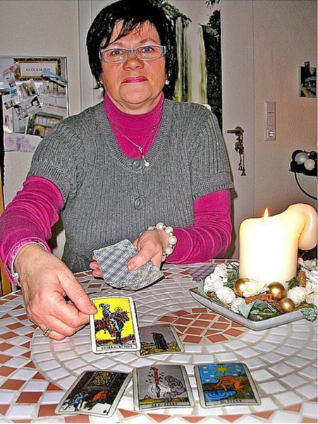 Bild von Rena Knappmeyer mit Tarotkarten in der Hand